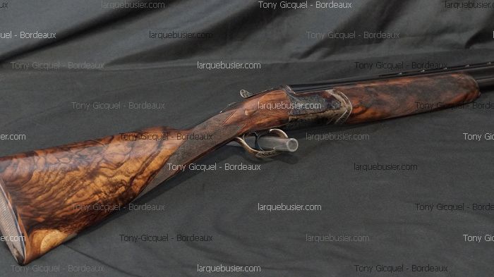 Fusil chasse luxe, crosse noyer figuré, platine gravée. Artisan armurier Tony Gicquel - Bordeaux, larquebusier.com.