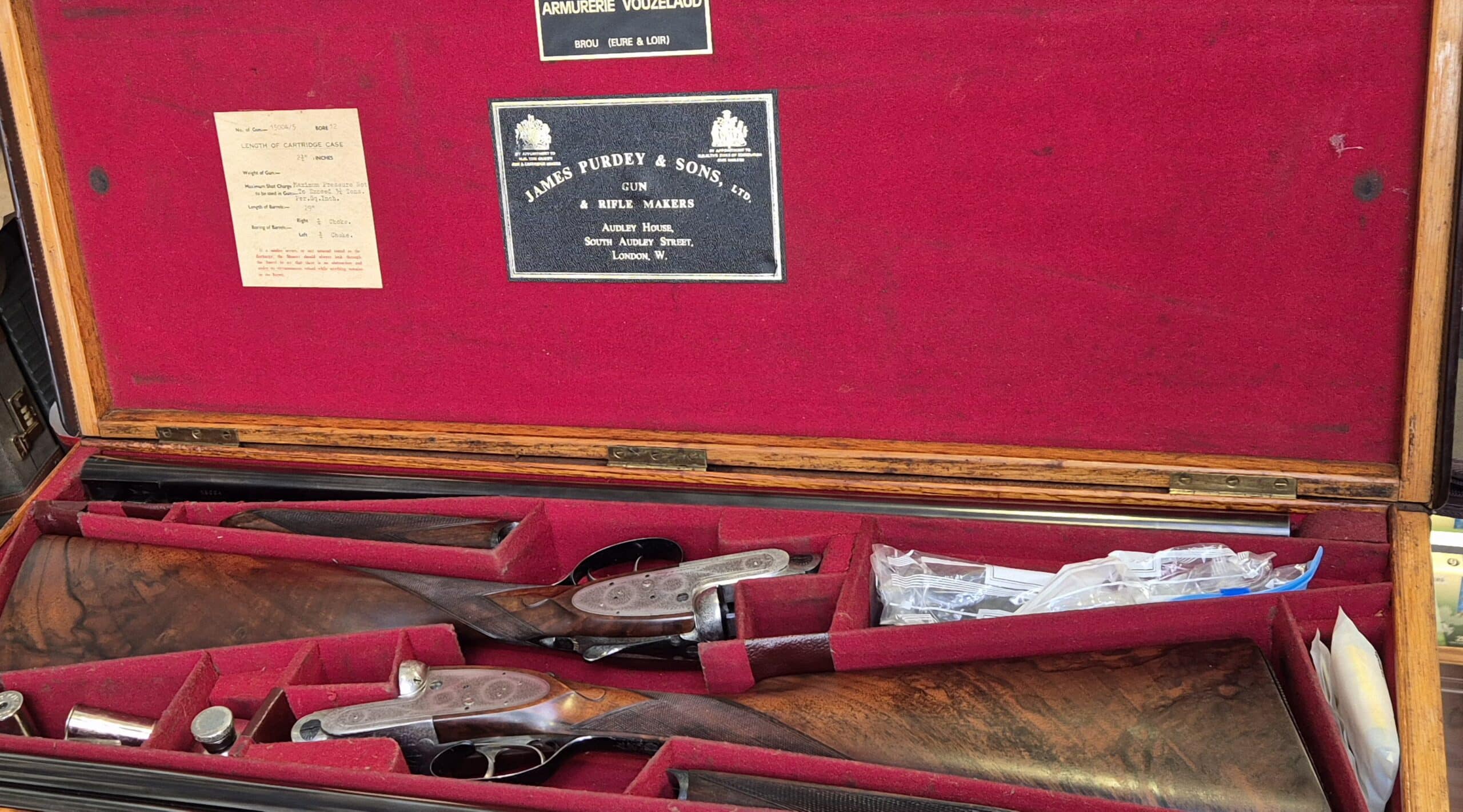 Paire de fusils James Purdey & Sons dans un coffret en bois et velours rouge avec étiquettes d'origine.