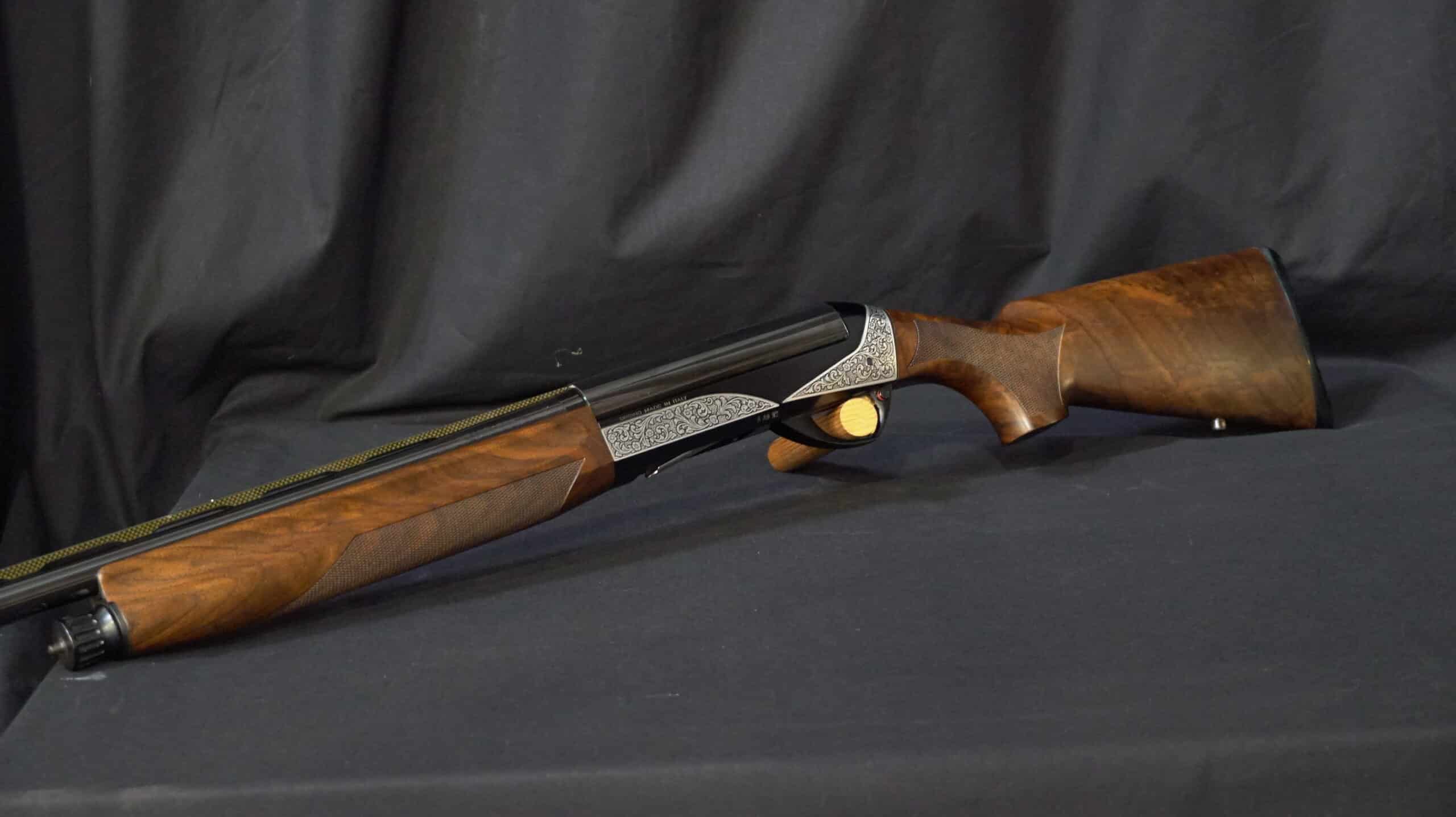 Fusil de chasse semi-automatique, finition bois noyer, boîtier de culasse argenté gravé, marqué "URBINO MADE IN ITALY".