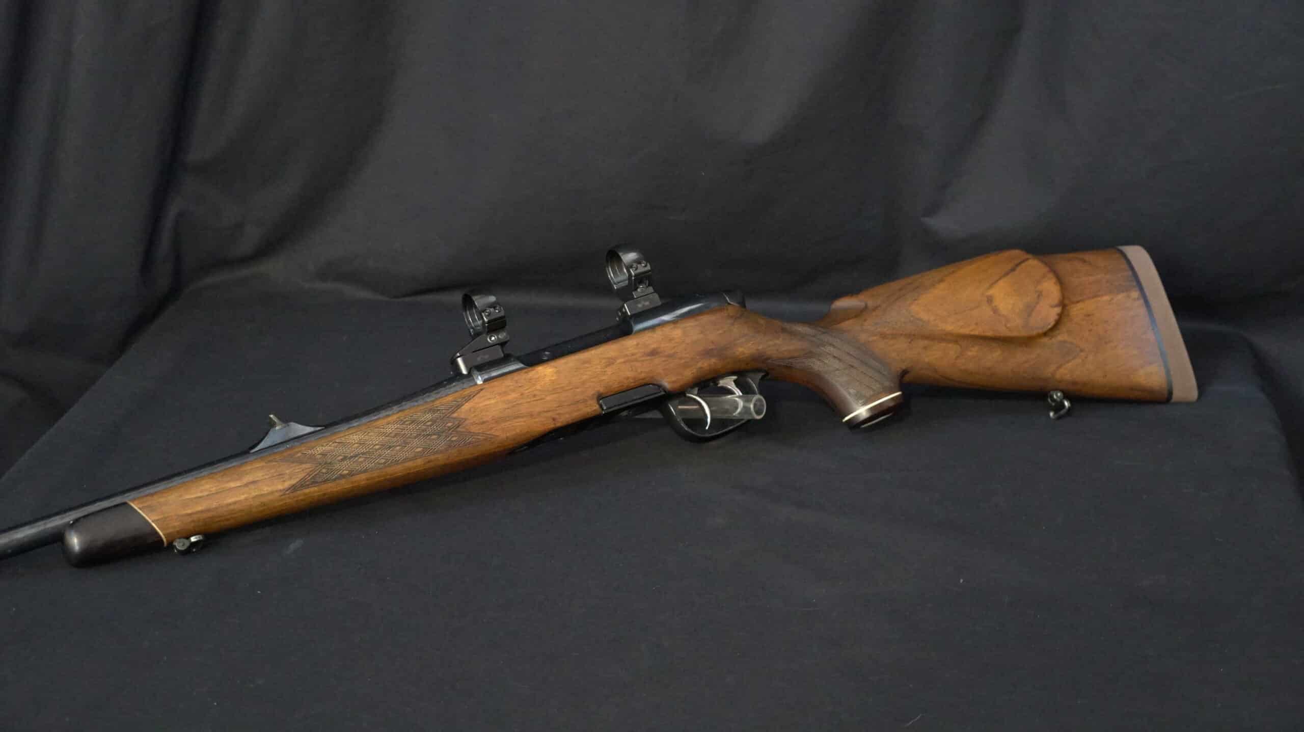 Carabine de chasse de luxe à verrou en noyer, avec crosse Monte Carlo, quadrillage fin et anneaux de montage optique.