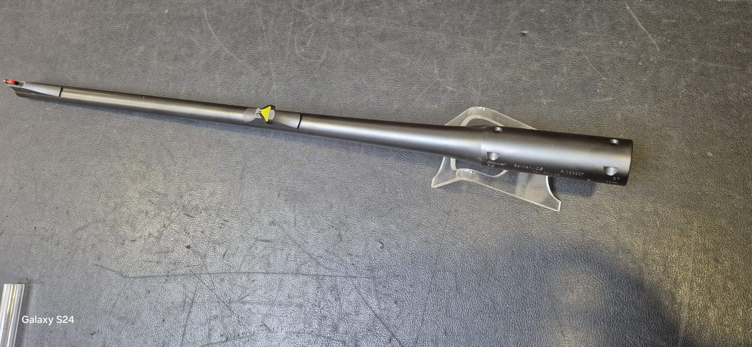 Canon de carabine Blaser cal .30-06 avec mire fibre optique et marquages d'origine sur fond gris.