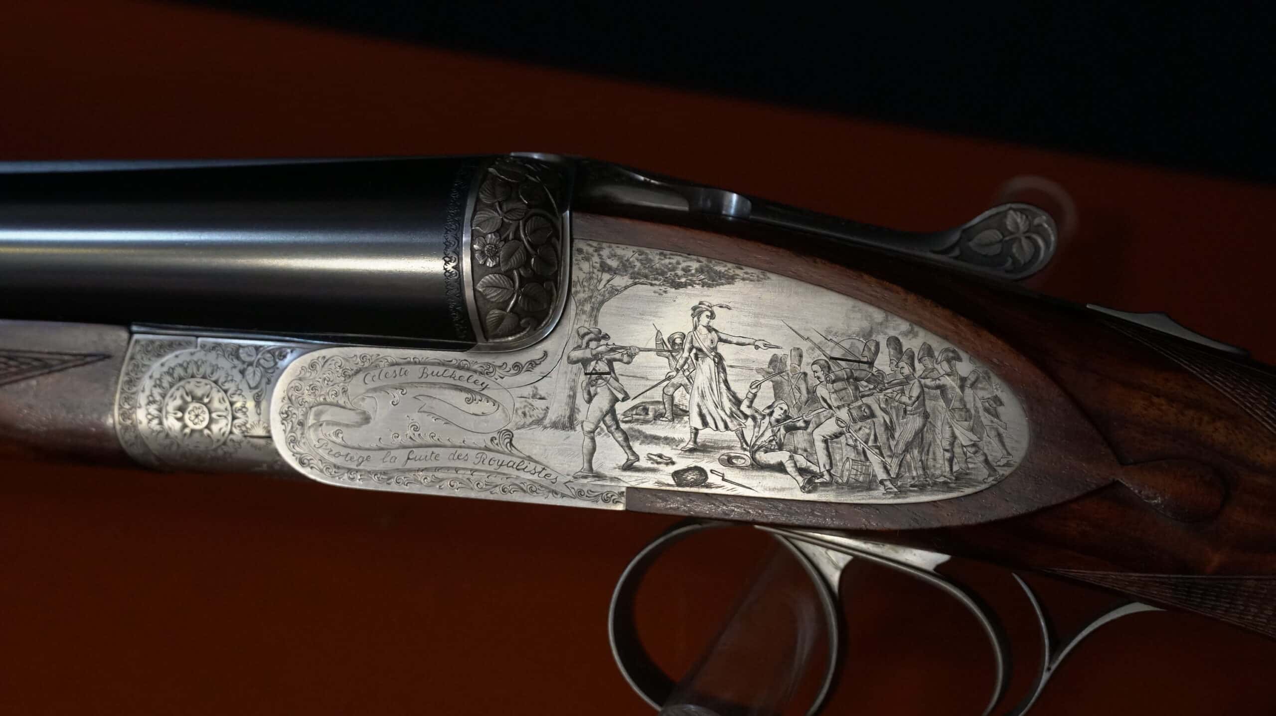 Gravure sur fusil de Céleste Bulkeley protégeant la fuite des Royalistes, scène historique finement ciselée.