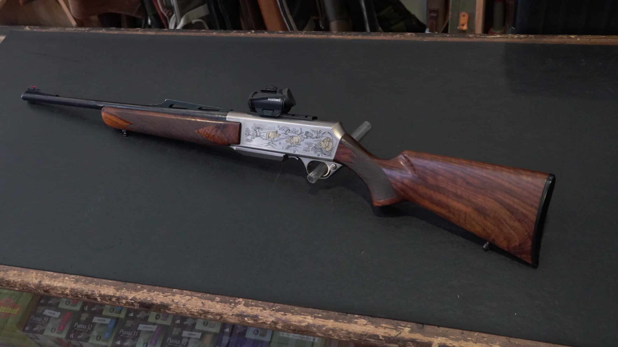 Carabine semi-automatique gravée, crosse en noyer et viseur Bushnell.